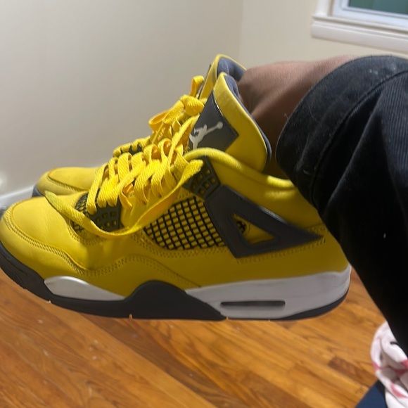 reverse lightning 4s
